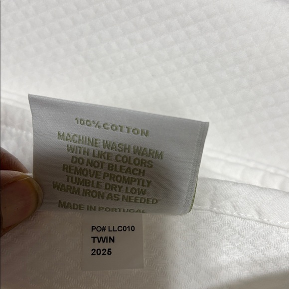 Look linen Co. Twin white textured 100% cotton Coverlet with green trim. NWOT - Picture 3 of 4